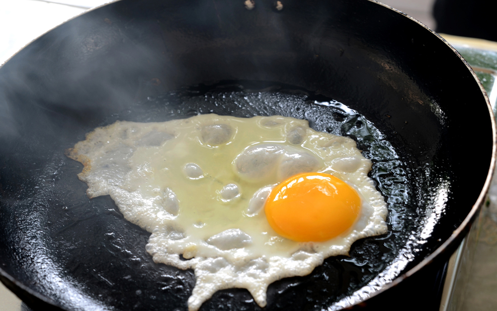 An egg in a frying pan representing a brain on drugs.