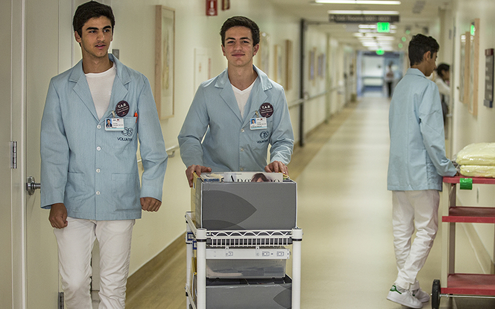 Cedars-Sinai Teen Volunteers delivering items to patients