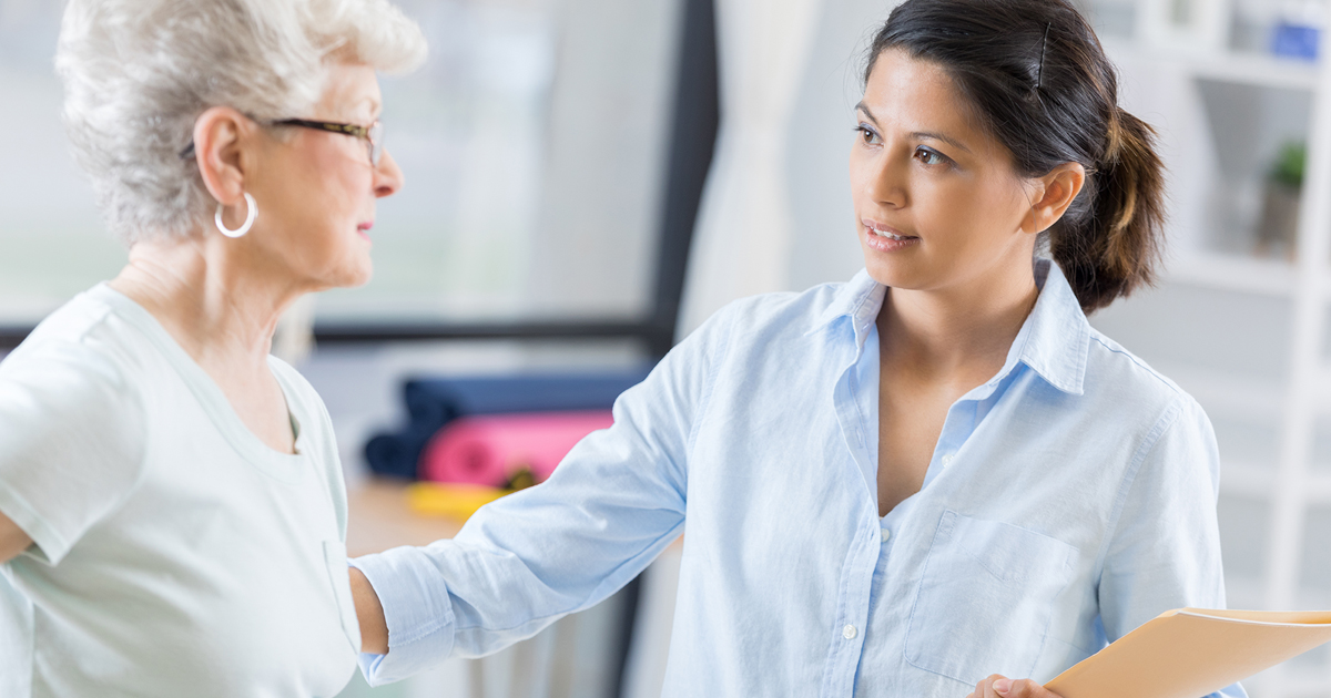 An older patient talks to a healthcare worker about kidney cancer.