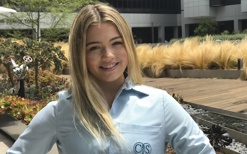 Meet Teen Volunteer Emma Friedenberg! She's back for her fourth year as a volunteer at Cedars-Sinai.