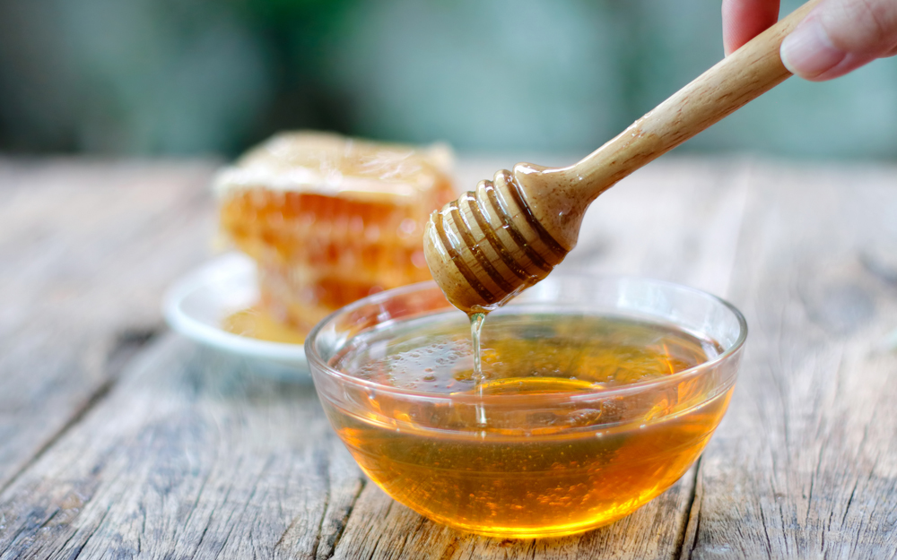 Thanks to its phenolic and flavonoids compounds, honey also is packed with antioxidants.