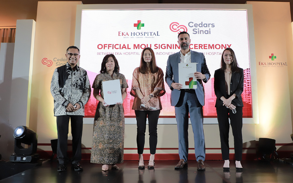 Group photo of Cedars-Sinai leadership with healthcare leaders in Indonesia.