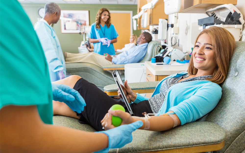 Una mujer hispana donando sangre.